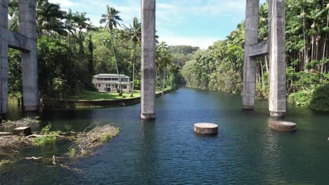 Puente-De-Hawaii-Sobre-La-Desembocadura-Del-Río.