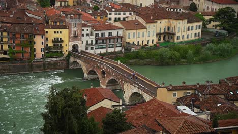 Vista-Estática-De-Ponte-Piedra-En-La-Histórica-Ciudad-De-Verona,-Con-El-Río-Adige-Fluyendo-A-Través-De-La-Ciudad