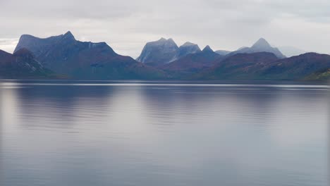 Berge-Ragen-über-Dem-Ruhigen-Fjord