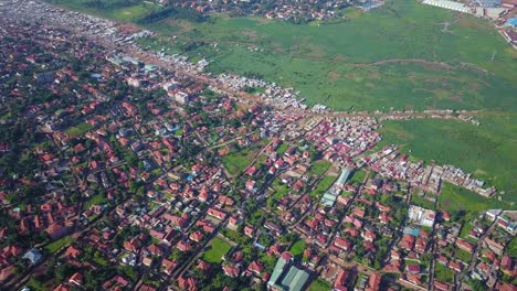 Gran-Altura-Aérea-De-Una-Zona-Poblada-En-Bukasa,-Kampala.