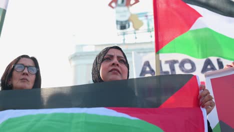 Los-Manifestantes-Gritan-Consignas-Y-Sostienen-Banderas-Palestinas-En-Solidaridad-Con-Palestina-Exigiendo-Al-Gobierno-Español-Que-Detenga-El-Comercio-De-Armas-Al-Estado-De-Israel-En-Madrid,-España.