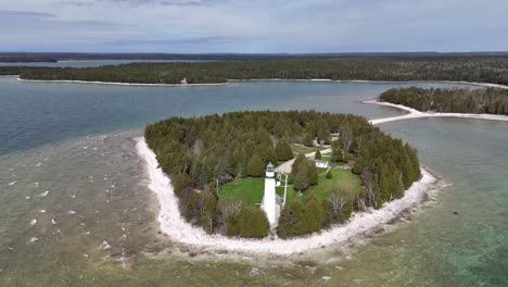The-Cana-Island-lighthouse-is-a-lighthouse-located-on-Lake-Michigan-just-north-of-Baileys-Harbor-in-Door-County,-Wisconsin