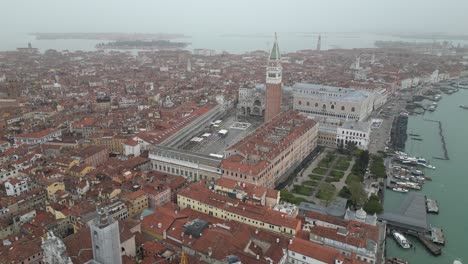 Venecia-Italia-Centro-De-La-Ciudad-Ocupada-Plaza-Aérea-En-Un-Día-Brumoso