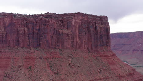 Scenic-view-of-red-sandstone-mountain-at-Butte,-Utah,-USA