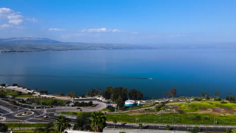 Mar-De-Galilea,-Barco-Con-Drones-Navegó-En-El-Tranquilo-Lago