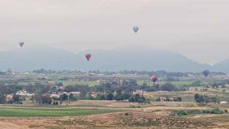 Temecula-Ballon--Und-Weinfest-Sechs-Heißluftballons-Drohne-Vorwärtsbewegung-Gleitschirm-Fliegt-Vollbild-Von-Links-Nach-Rechts