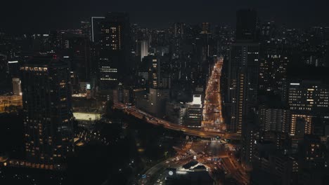Metrópolis-De-Tokio-Por-La-Noche-Con-Tráfico-Y-Oficinas,-Establecimientos-Y-Hoteles-De-Gran-Altura-En-Japón