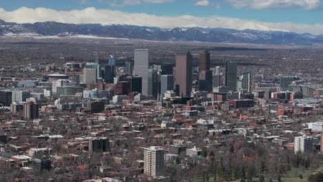 Lavar-Parque-Centro-Denver-Colorado-Aéreo-Drone-Barrio-Calles-Primavera-Planchas-Roca-Frente-Rango-Montañas-Rocosas-Estribaciones-Rascacielos-Durante-El-Día-Soleado-Nubes-Hacia-Atrás-Revelar-Movimiento