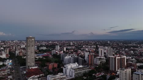 Hoch-Hinaus-Mit-Blick-Auf-Eine-Dynamische-Metropole