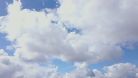 Flauschige-Wolken-über-Den-Weiten-Des-Schottischen-Hochlandes---Neigung-Nach-Unten