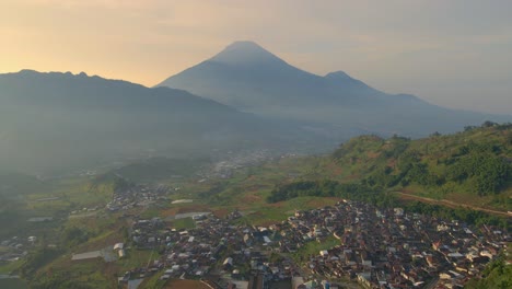 Township-Und-Nebliger-Mount-Sumbing-Am-Horizont,-Luftaufnahme