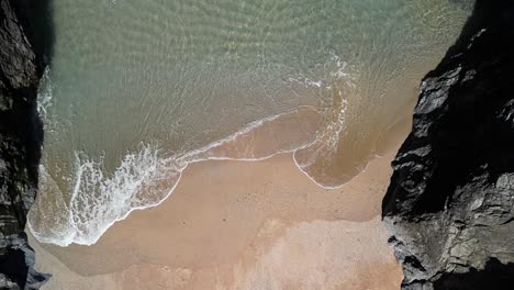 Felsbucht-Mit-Strand-Und-Meereswellen,-Luftaufnahme-Von-Oben-In-Zeitlupe,-Cornwall,-Großbritannien