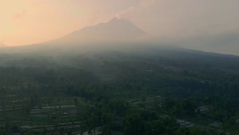 Rauchender-Vulkan-Merapi-An-Nebligen-Morgen,-Fernsicht-Aus-Der-Luft