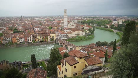 Einzigartige-Aussicht-Auf-Die-Stadt-Verona-Mit-Blick-Auf-Historische-Sehenswürdigkeiten-Und-Den-Fluss,-Der-Durch-Das-Stadtzentrum-Fließt