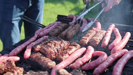 Eine-Gruppe-Von-Menschen-Grillt-Fleischwürste-Auf-Dem-Grill-Zum-Mittagessen