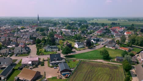 Zentrum-Des-Brabanter-Dorfes-Budel,-Drohnenluftbild-Der-Skyline-Von-Häusern-Und-Kirche,-Teil-Der-Gemeinde-Cranendonck