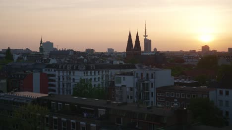 Zeitraffer-Des-Sonnenuntergangs-In-Hamburg-Vom-Tag-Zur-Nacht-Mit-Blick-Auf-Die-Stadt-Und-Goldenem-Himmel