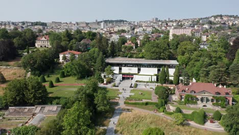 Statischer-Blick-Aus-Der-Vogelperspektive-Auf-Das-Olympische-Museum-Und-Den-Olympiapark-In-Lausanne,-Schweiz-An-Einem-Sonnigen-Sommertag