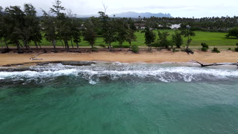 Zoom-Aéreo-Lejos-De-La-Cambiante-Playa-De-Kauai