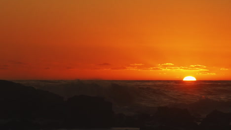 Goldener-Sonnenuntergang-über-Rauen-Meereswellen,-Die-Gischt-Erzeugen---Statische-Aufnahme