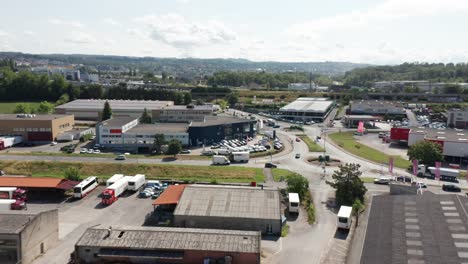 Antena-Dinámica-De-Un-Concesionario-De-Automóviles-Peugeot-En-Un-Próspero-Sitio-Industrial