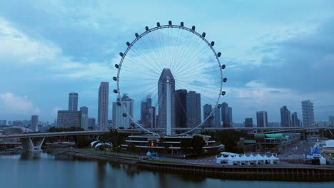 Morgenansicht-Des-Singapore-Flyer-Und-Der-Benjamin-Sheares-Bridge-In-Der-Marina-Bay-In-Singapur