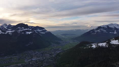 Majestätischer-Sonnenuntergang-Von-Oben-Mit-Einer-Drohne-In-Der-Region-Glarus-Nord,-Schweiz