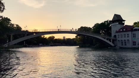 Wunderschöner-Sonnenuntergang-In-Berlin-An-Der-Spree-Mit-Brücke-Zur-Insel-Im-Frühling