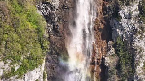 Atemberaubende-Luftaufnahme-Des-Seerenbachfälle-Wasserfall-Mit-Einem-Wunderschönen-Regenbogen