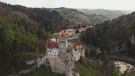 Draculas-Schloss-Langsamer-Drohnenanflug-Transsilvanische-Architektur-Grünes-Tal-Fliegen