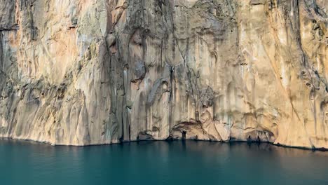 Steep-Limestones-Cliffs-Of-Heimaey,-Westman-Islands-In-Southern-Iceland,-POV-Shot