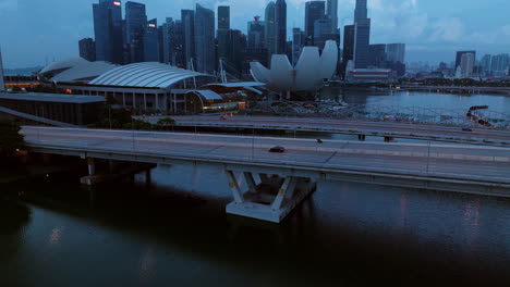 Conduciendo-A-La-Hora-Azul-En-Bayfront-Y-Los-Puentes-Benjamin-Sheares-En-Marina-Bay-En-Singapur