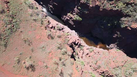 Drone-aerial-flying-over-Joffre-gorge-lookout-in-Karijini-national-park