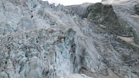 Glaciar-Moiry-En-Suiza-Con-Terreno-Helado-Accidentado-Y-Paisaje-Rocoso