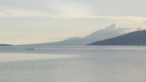 Malerische-Aussicht-Auf-Das-Meer-Und-Die-Berge-In-Cebu,-Philippinen-Während-Bewölktem-Abend