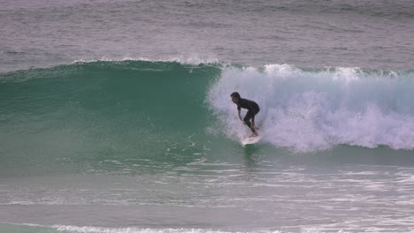 Zeitlupe-Eines-Surfers-Auf-Einer-Mittelgroßen-Welle,-Duranbah-Beach,-Südliche-Goldküste