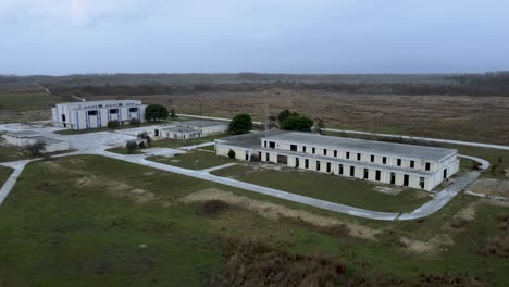 Lento-Ascenso-Aéreo-Sobre-Una-Base-Militar-Abandonada-Y-La-Sede-De-La-Estación-De-Radio-Voice-Of-America-En-Grecia