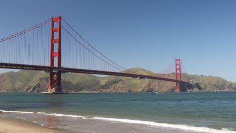 Wunderschöne-Golden-Gate-Bridge-Erstreckt-Sich-über-Die-Bucht-Mit-Blauem-Himmel-Und-Ruhigem-Wasser,-San-Francisco,-Kalifornien,-USA