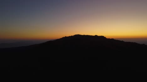 Luftaufnahme-Der-Bergsilhouette-Hinter-Dem-Hügel-Bei-Sonnenuntergang