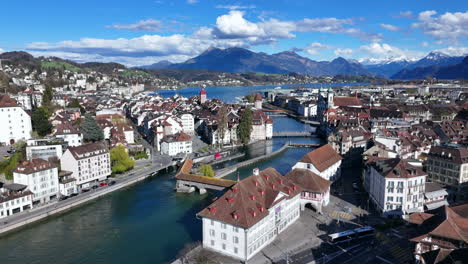 Luzern,-Schweiz,-Präsentiert-Die-Architektur-Der-Stadt,-Den-Fluss-Und-Die-Berge-Im-Hintergrund,-Luftaufnahme