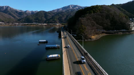 Recorrido-Panorámico-Por-El-Gran-Puente-Del-Lago-Kawaguchi-En-Fujikawaguchiko,-Yamanashi,-Japón