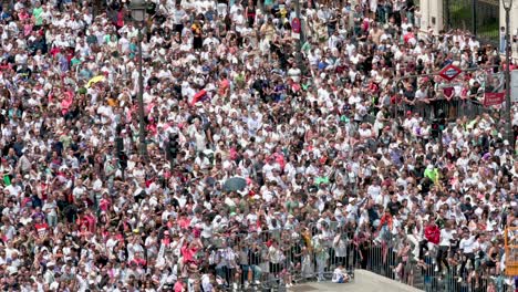 Auf-Der-Plaza-De-Cibeles-In-Madrid,-Spanien,-Feierten-Die-Fans-Von-Real-Madrid-Mit-Den-Spielern-Den-Gewinn-Ihres-36.-La-Liga-Titels