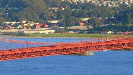 Puente-Golden-Gate-De-Cerca-Con-El-Tráfico-Que-Fluye-Sobre-La-Bahía,-San-Francisco,-California,-Estados-Unidos