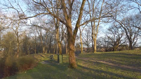 Spaziergang-In-Einem-Park-In-Stockholm-Bei-Sonnenuntergang