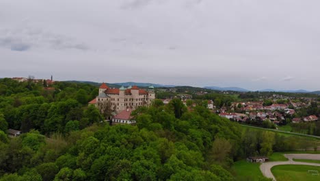 Schloss-Wisnicz,-Polen,-Renaissance--Und-Barock-Adelsresidenz,-Luftpanorama
