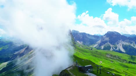 Blick-Von-Oben,-Atemberaubende-Luftaufnahme-Der-Seceda-Bergkette-An-Einem-Bewölkten-Tag