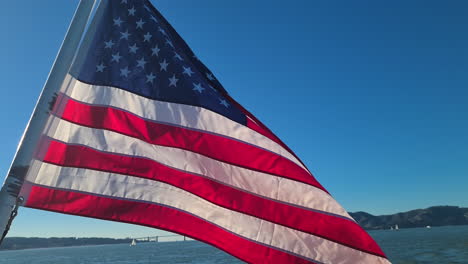 Bandera-Americana-Ondeando-En-El-Poste-En-El-Ferry-Navegando-En-La-Bahía-De-San-Francisco-En-Un-Día-Soleado