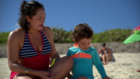 Zeitlupe-Einer-Mexikanischen-Lateinamerikanischen-Mutter-Im-Badeanzug,-Die-Mit-Ihrem-Sohn-Am-Strand-In-Cancun-Spielt