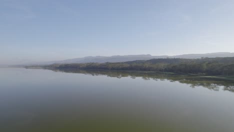 Lago-Elementaita-Drone-Disparado-Desde-El-Medio-Del-Lago-Mirando-Hacia-El-Interior