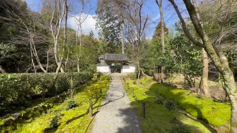 Eingangstor-Zum-Jizo-in-Tempel-Mit-Vegetation-In-Kyoto,-Japan